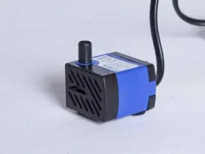 Mini Pompa regolabile per filtro interno di piccoli acquari 180lt/h - 4x4x3h cm- 2,5w